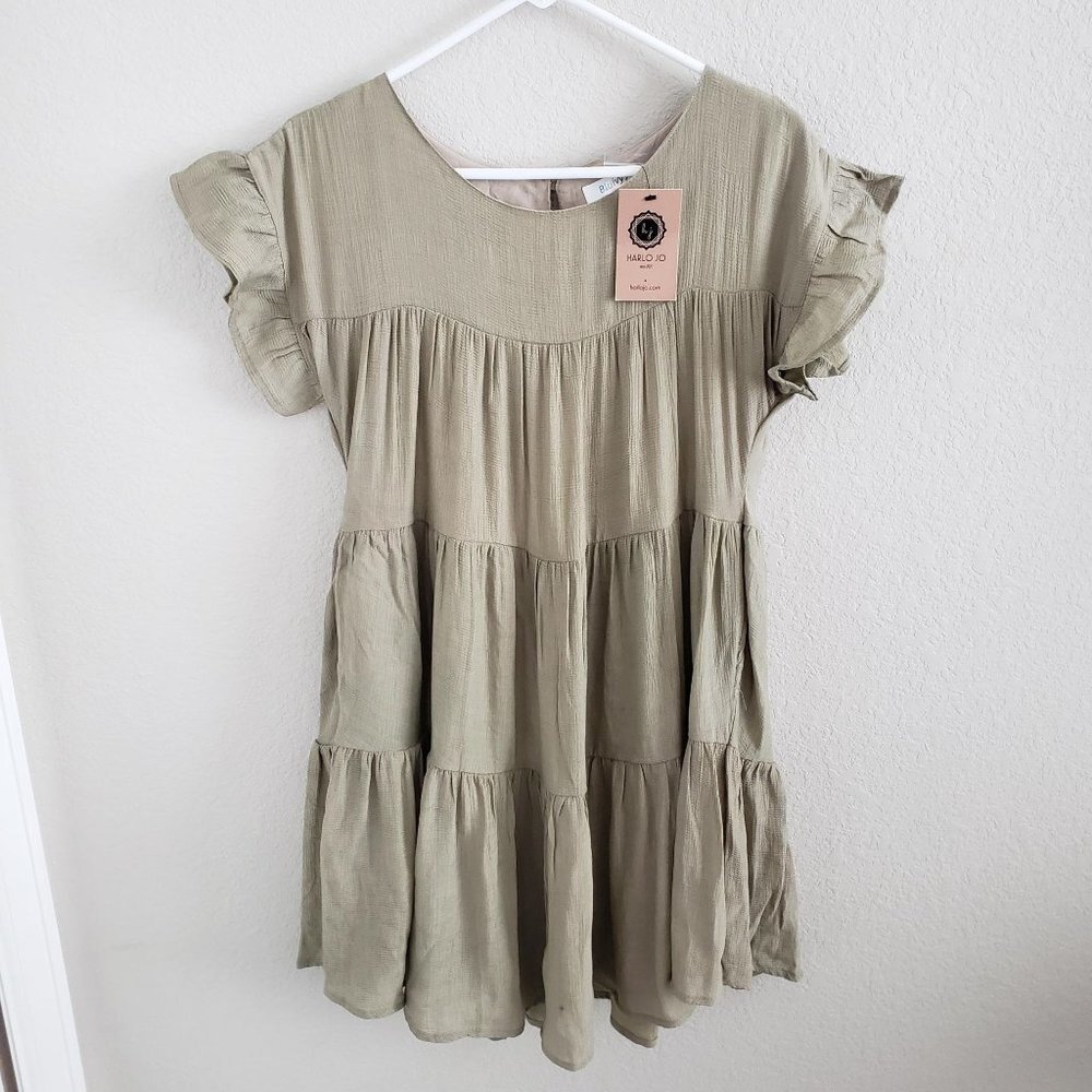 Bluivy Womens NWT Size M Tiered Shift Dress with ruffled Short Sleeves Lined